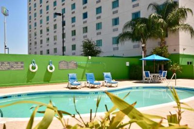 هلید این اکسپرز هتل اند سویتز منتری ارپورتو