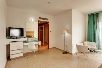 سنتیدو سیپریا ب بای لئوناردو هتلز