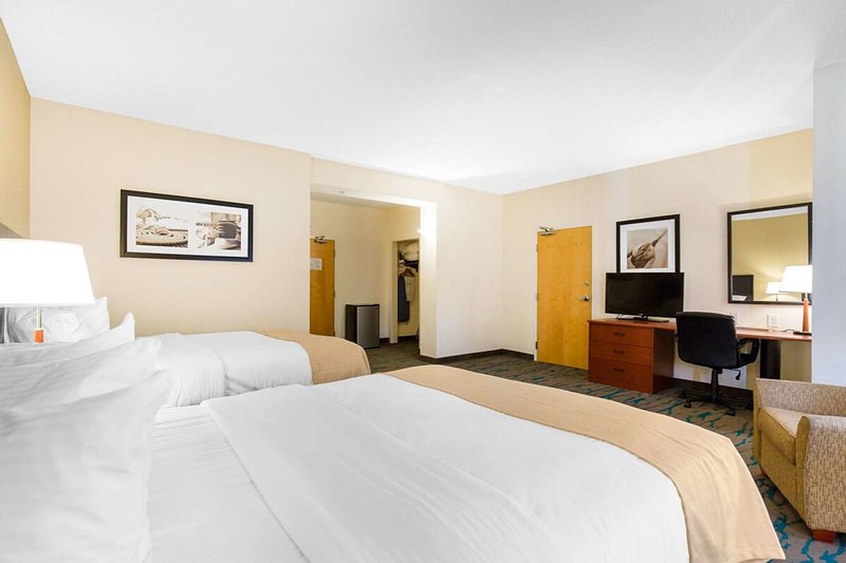 Gateway Hotel and Suites, an Ascend Hotel Collection Member