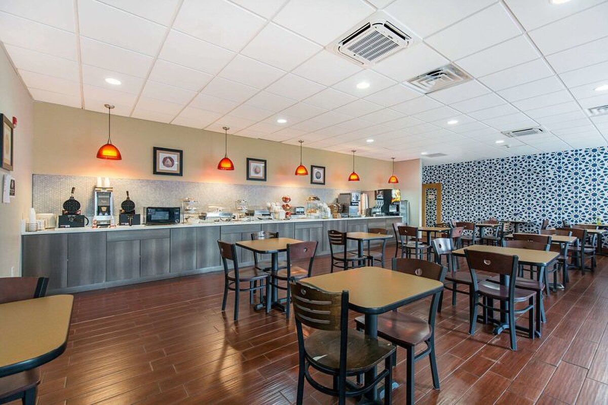 Gateway Hotel and Suites, an Ascend Hotel Collection Member