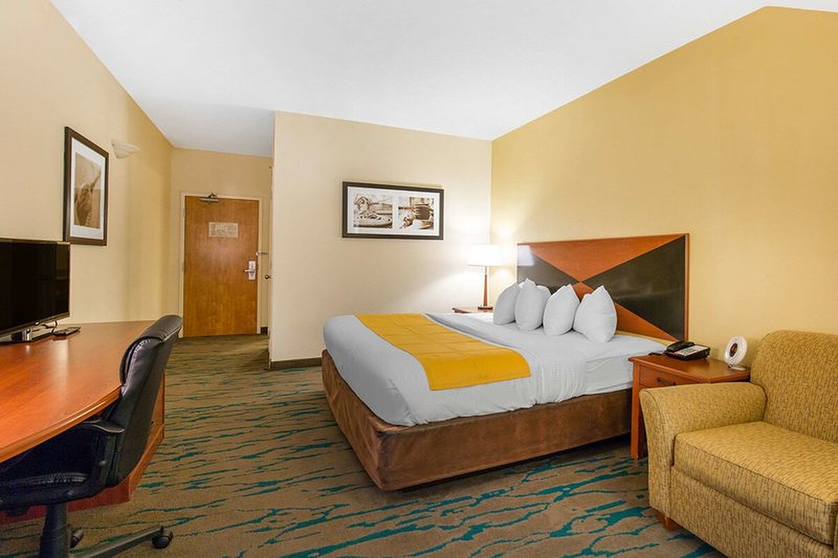 Gateway Hotel and Suites, an Ascend Hotel Collection Member