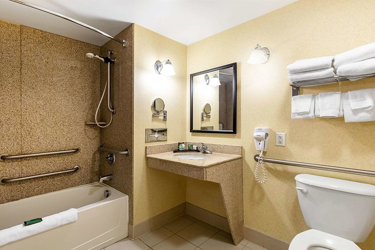 Gateway Hotel and Suites, an Ascend Hotel Collection Member