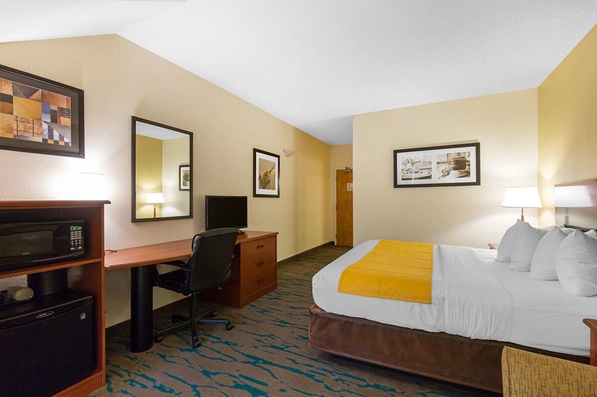 Gateway Hotel and Suites, an Ascend Hotel Collection Member