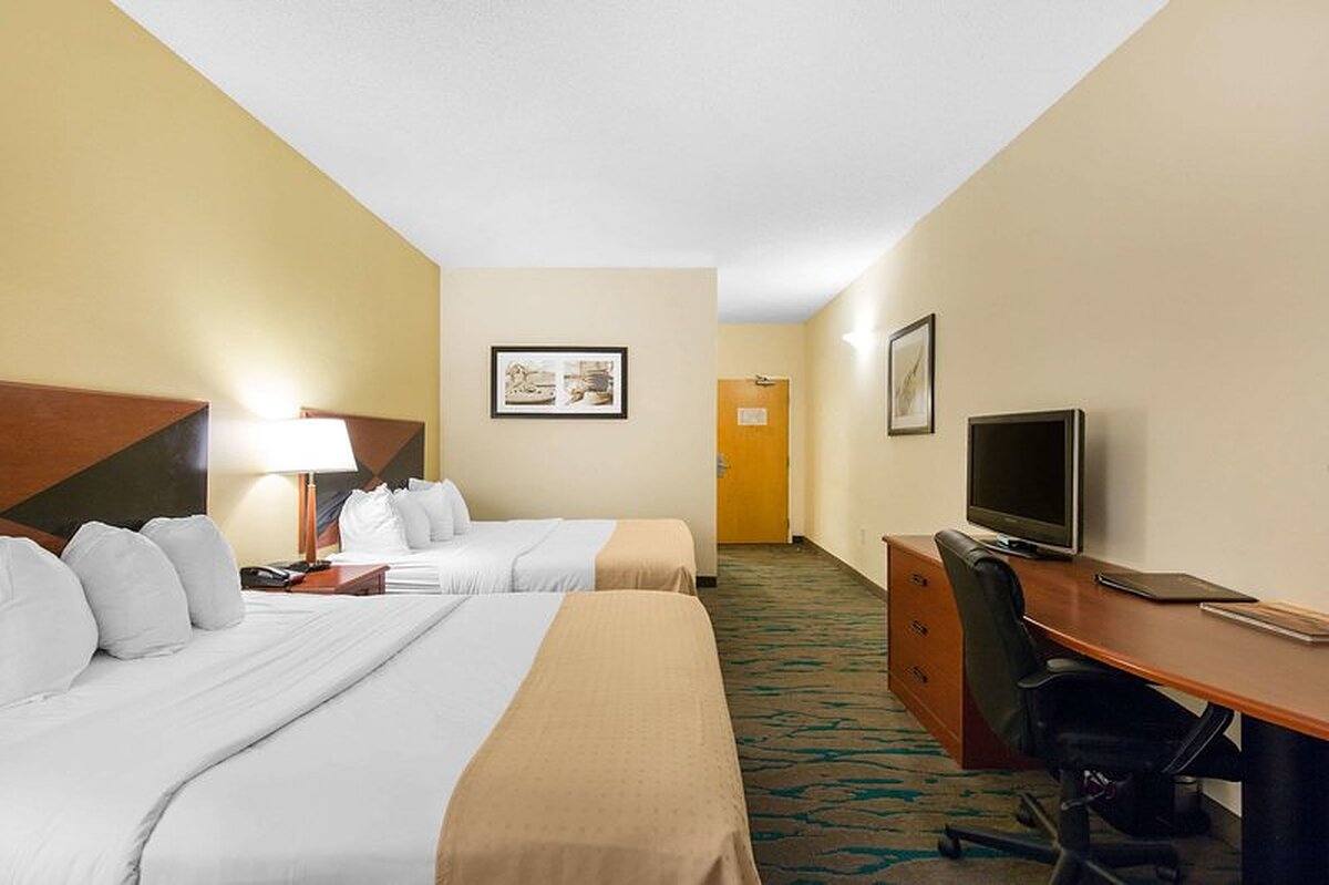 Gateway Hotel and Suites, an Ascend Hotel Collection Member