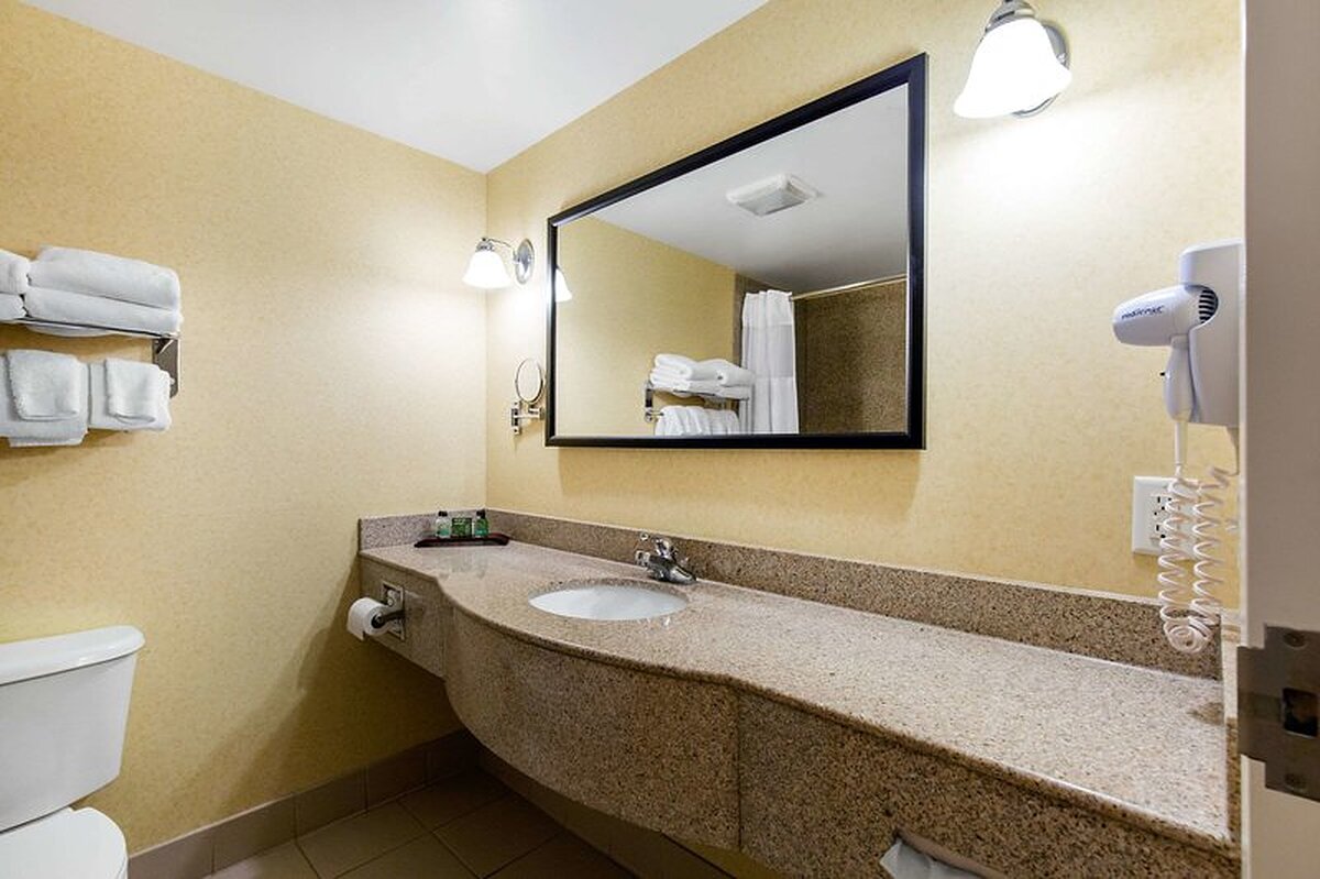 Gateway Hotel and Suites, an Ascend Hotel Collection Member