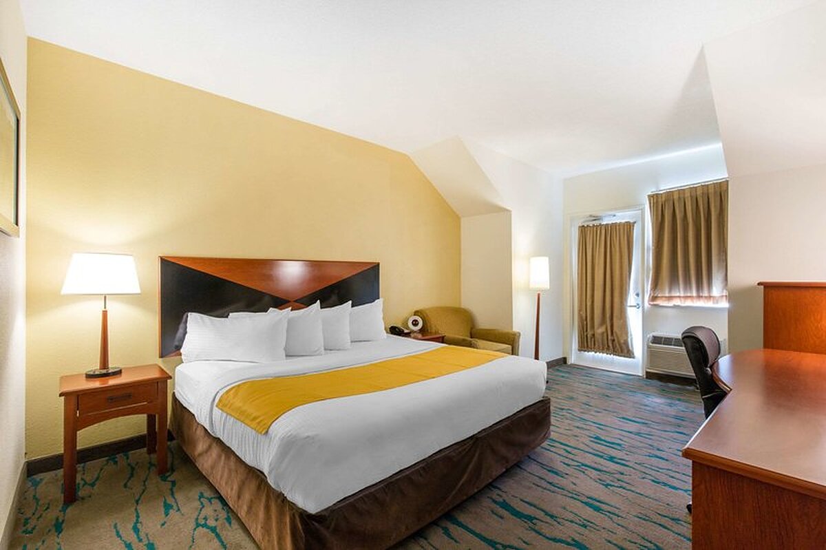 Gateway Hotel and Suites, an Ascend Hotel Collection Member
