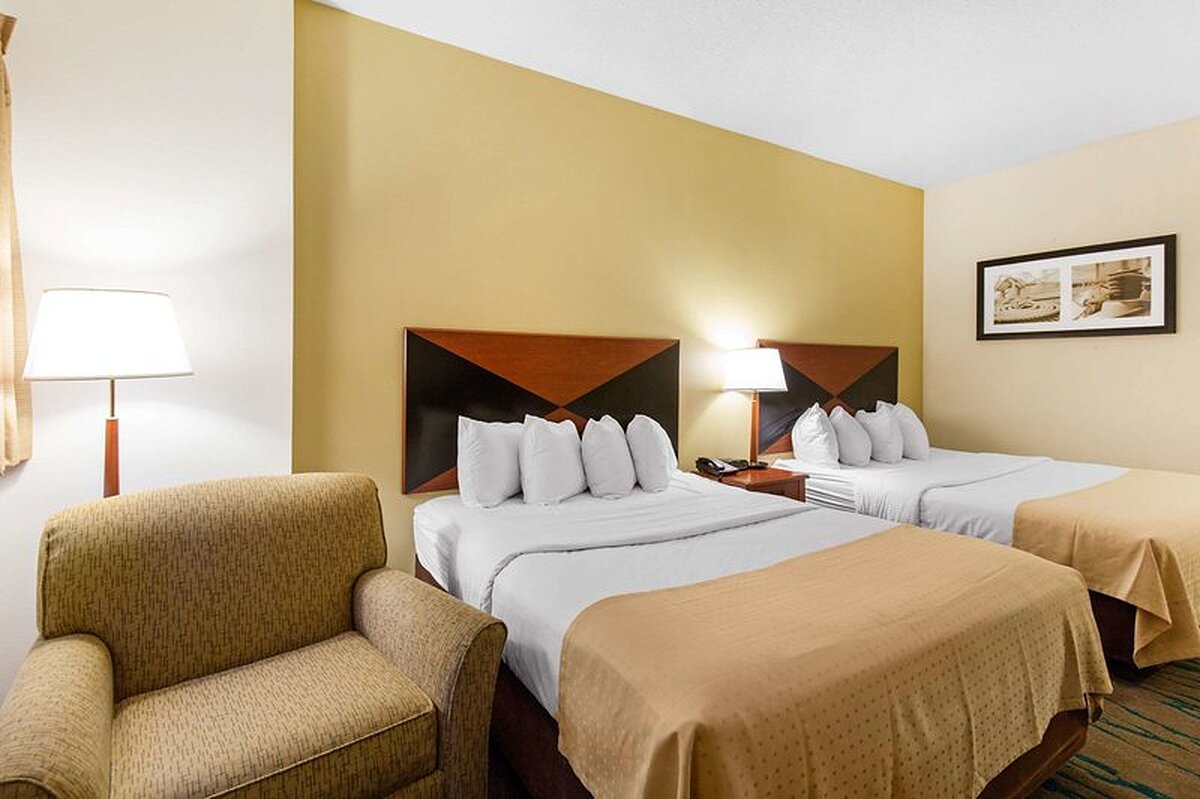 Gateway Hotel and Suites, an Ascend Hotel Collection Member