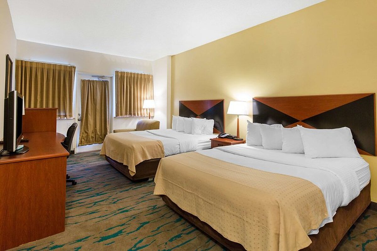 Gateway Hotel and Suites, an Ascend Hotel Collection Member