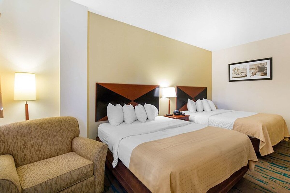 Gateway Hotel and Suites, an Ascend Hotel Collection Member