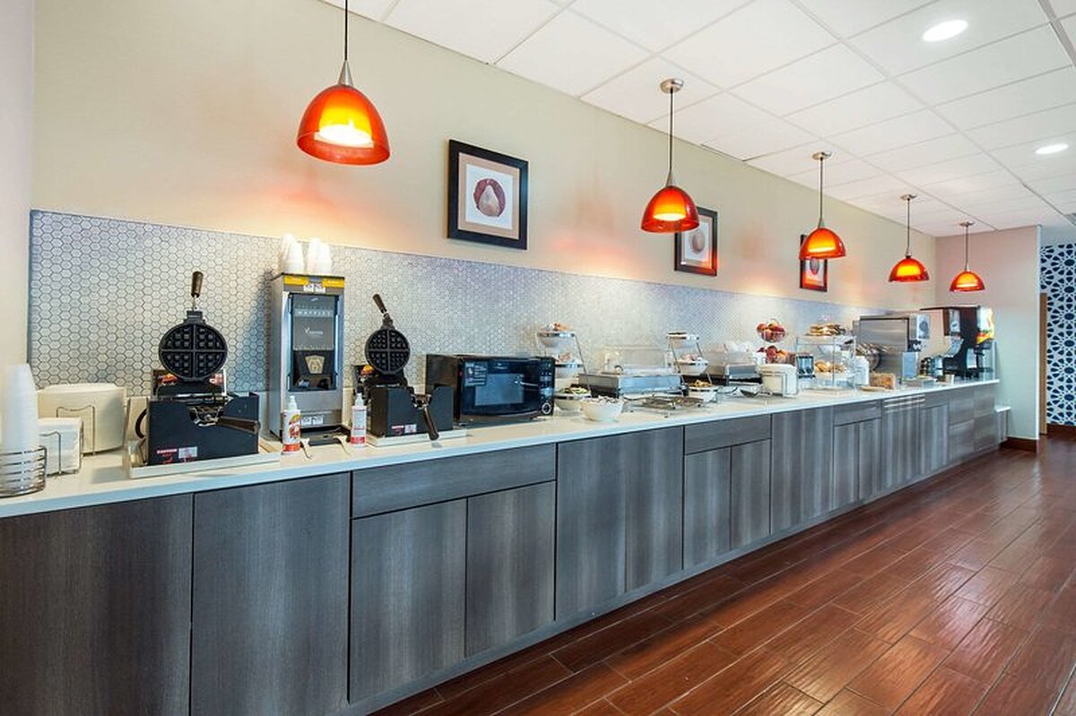Gateway Hotel and Suites, an Ascend Hotel Collection Member
