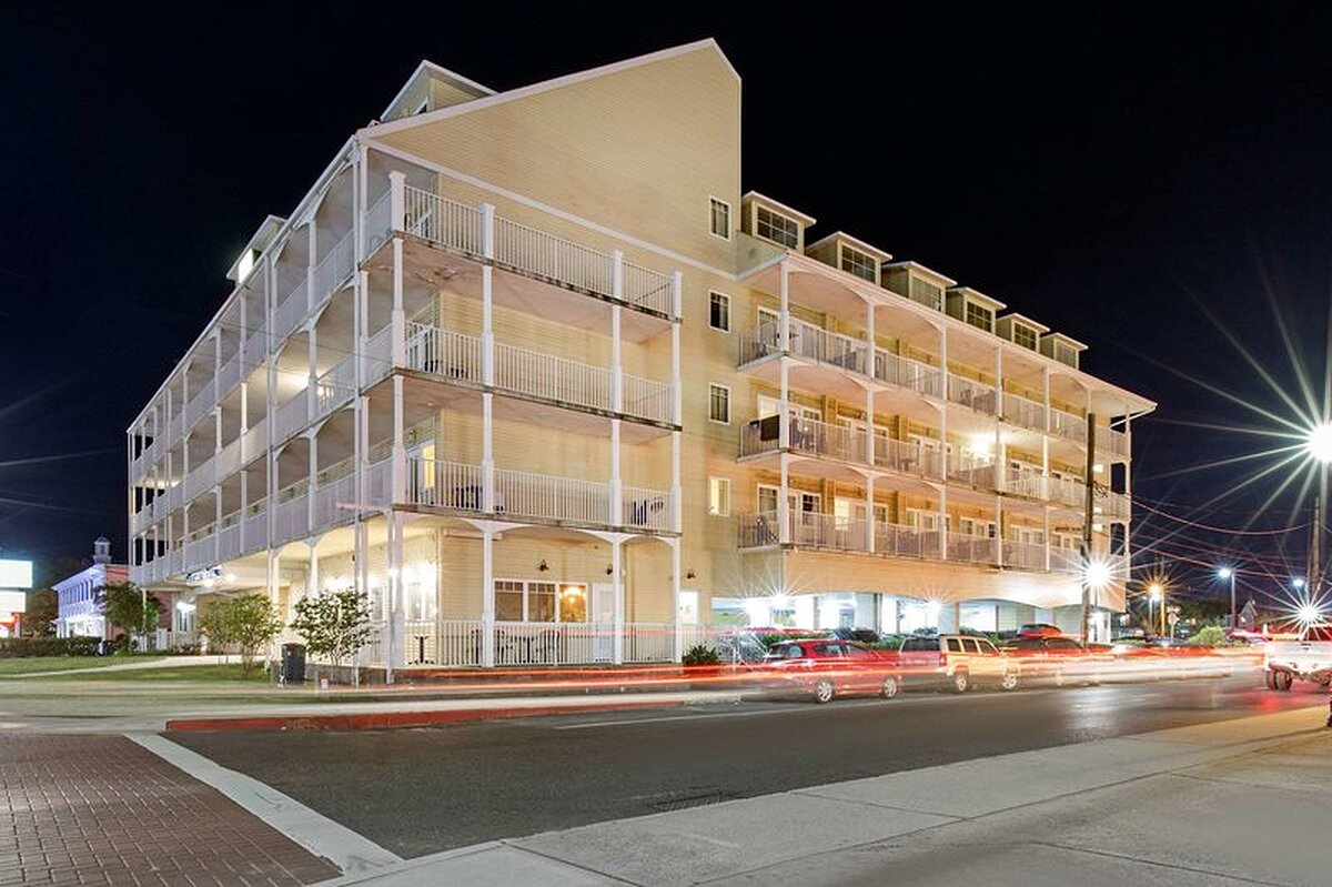 Gateway Hotel and Suites, an Ascend Hotel Collection Member