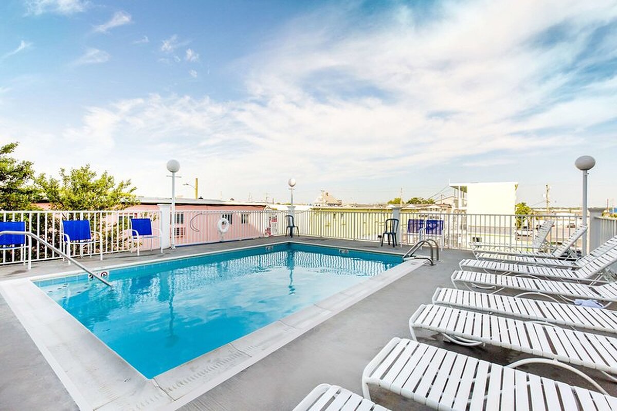 Gateway Hotel and Suites, an Ascend Hotel Collection Member