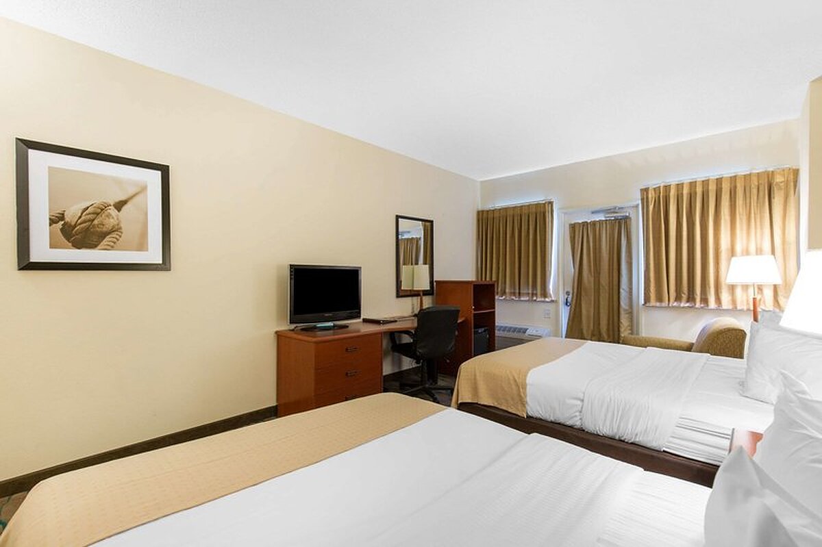 Gateway Hotel and Suites, an Ascend Hotel Collection Member