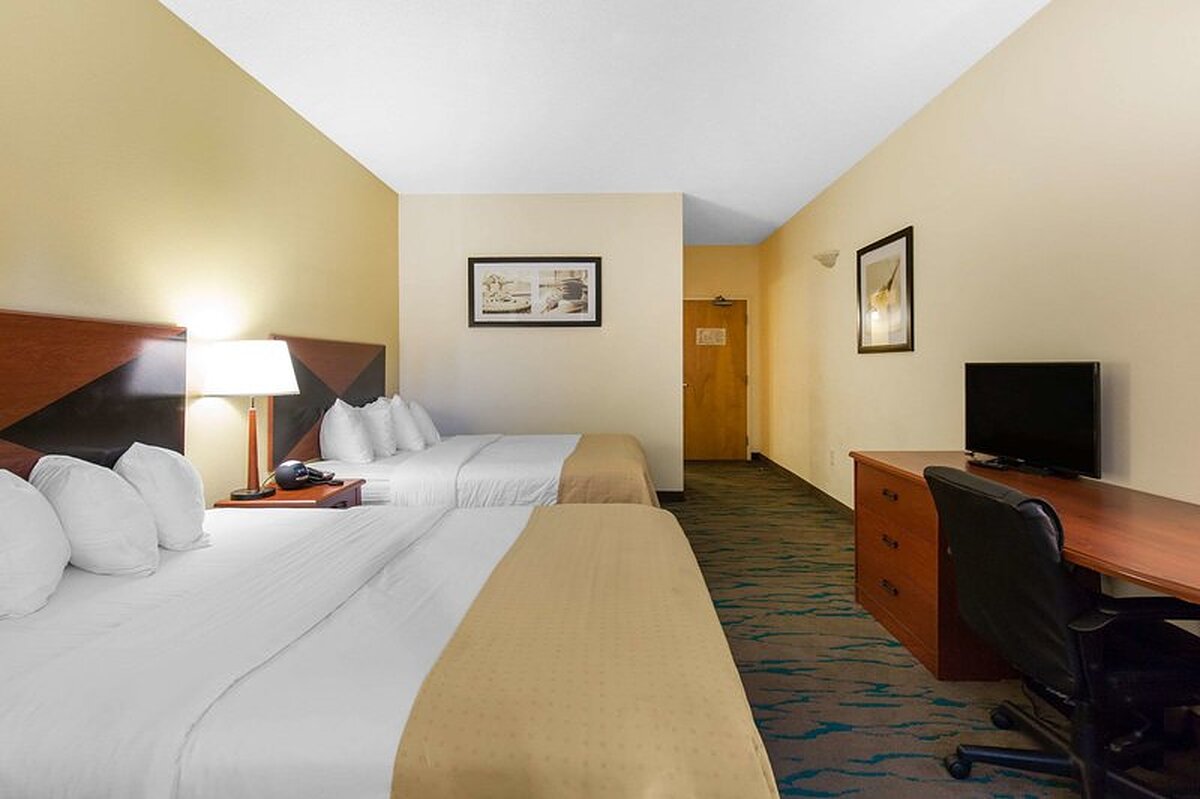 Gateway Hotel and Suites, an Ascend Hotel Collection Member