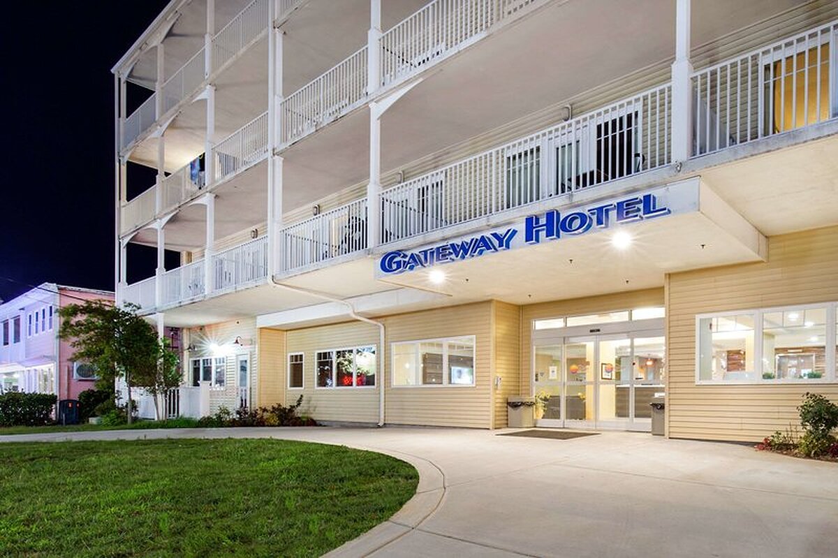 Gateway Hotel and Suites, an Ascend Hotel Collection Member