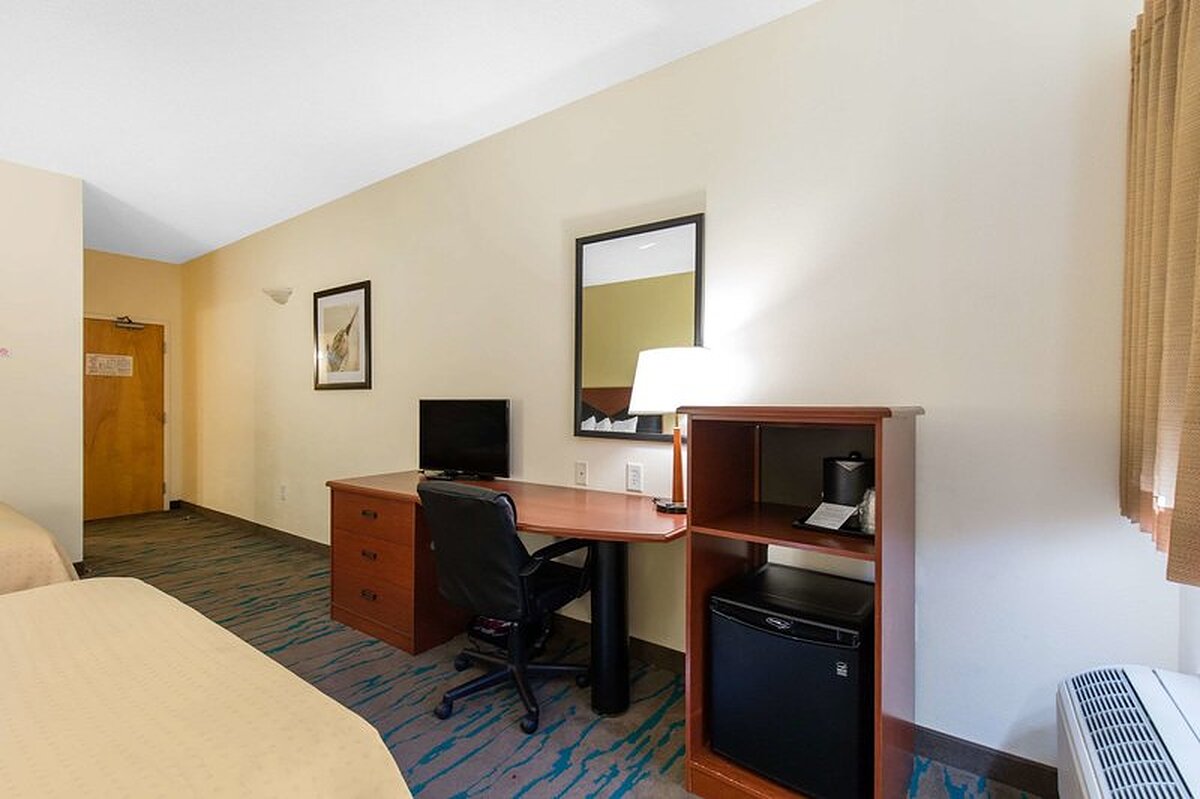 Gateway Hotel and Suites, an Ascend Hotel Collection Member