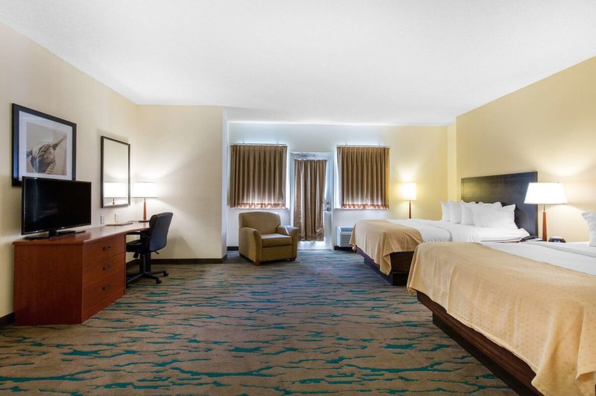 Gateway Hotel and Suites, an Ascend Hotel Collection Member