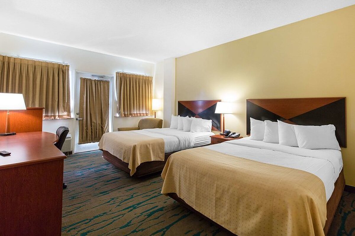 Gateway Hotel and Suites, an Ascend Hotel Collection Member