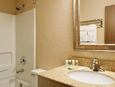 سوپر 8 ریچمند آیرپرت