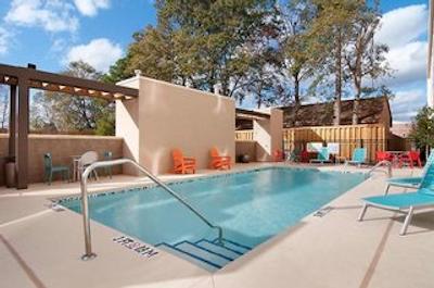 هم2 سویتز بای هیلتون چارلستون آیرپرت/کنونشن سنتر