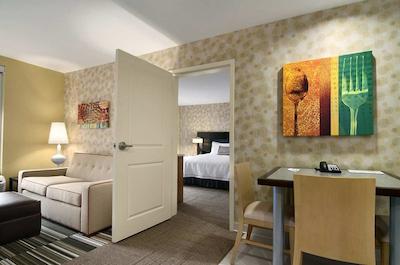 هم2 سویتز بای هیلتون چارلستون آیرپرت/کنونشن سنتر