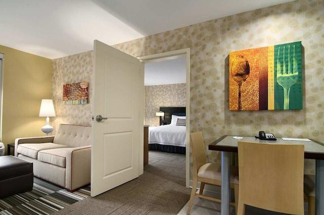 هم2 سویتز بای هیلتون چارلستون آیرپرت/کنونشن سنتر