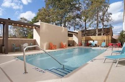 هم2 سویتز بای هیلتون چارلستون آیرپرت/کنونشن سنتر