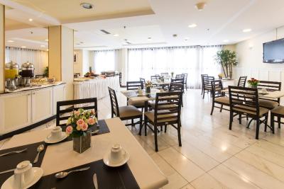 د پالاس فلات