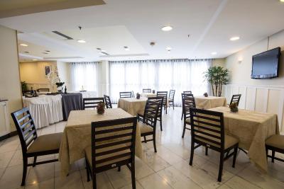 د پالاس فلات