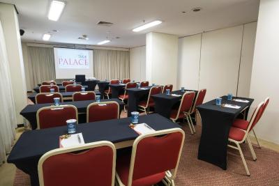 د پالاس فلات