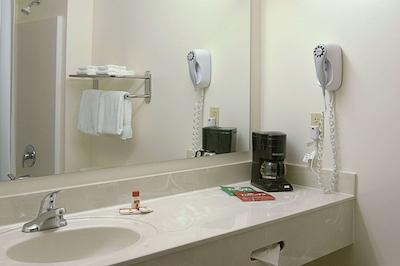 سوپر 8 تپکا ات فربز لاندینگ