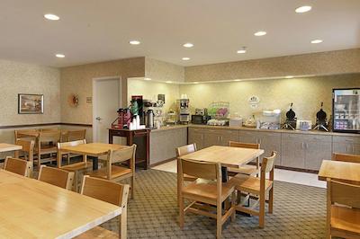 سوپر 8 تپکا ات فربز لاندینگ