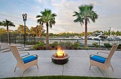 ونیورسیتی پلازا واترفرنت