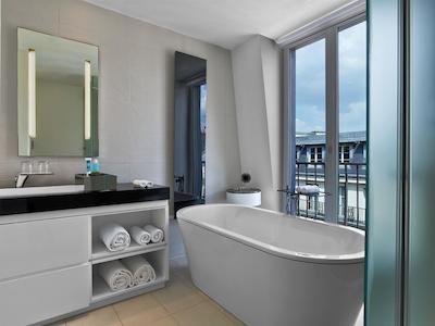 و پاریز اُپرا