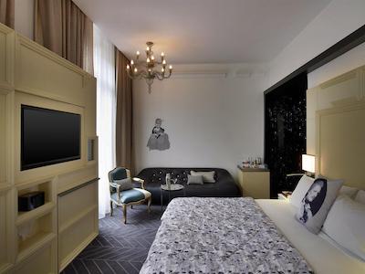 و پاریز اُپرا