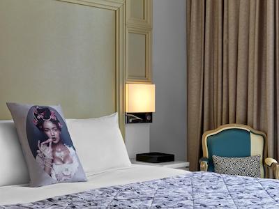 و پاریز اُپرا