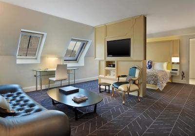 و پاریز اُپرا