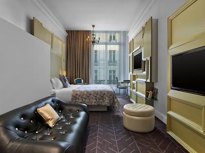 و پاریز اُپرا