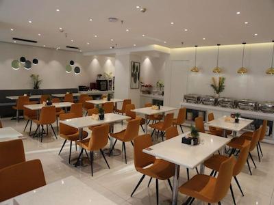 جینجیانگ این بیجینگ گوانگچومن