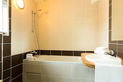 هتل د اُریجینالز بورجز لز تیلولز