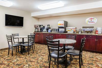 سوپر 8 بای ویندهام شروود پارک/ادمنتون اریا