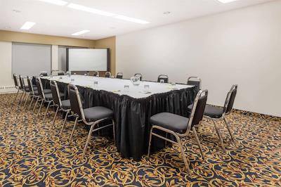 سوپر 8 بای ویندهام شروود پارک/ادمنتون اریا