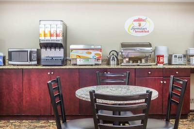 سوپر 8 بای ویندهام شروود پارک/ادمنتون اریا