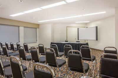 سوپر 8 بای ویندهام شروود پارک/ادمنتون اریا