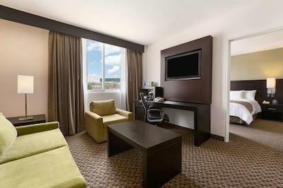 دوبلتری بای هیلتون هتل کرتارو