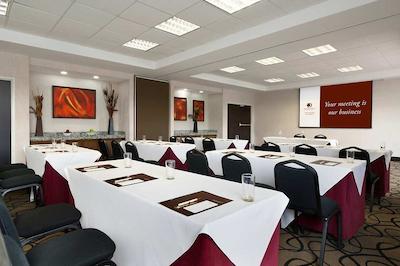 دوبلتری بای هیلتون هتل کرتارو