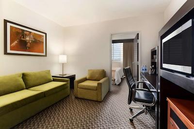 دوبلتری بای هیلتون هتل کرتارو