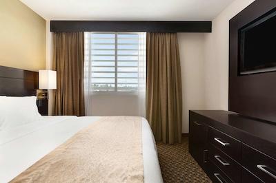 دوبلتری بای هیلتون هتل کرتارو