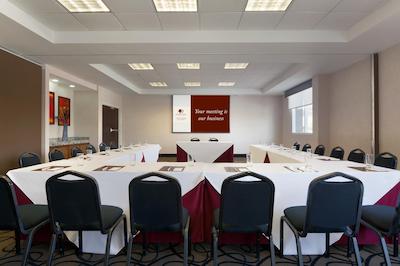 دوبلتری بای هیلتون هتل کرتارو