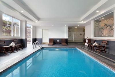 دوبلتری بای هیلتون هتل کرتارو